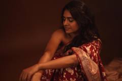 nimisha-sajayan-saree-with-light-makeup-look-005