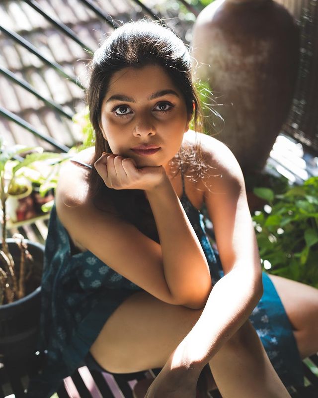 actress-niranjana-anoop-modern-dress-photos-004