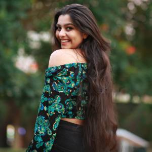 niranjana-anoop-in-black-jeans-and-top-photos-001