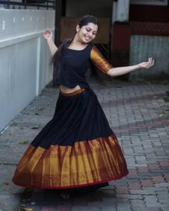 niranjana-anoop-in-heavy-border-black-pattupavada-and-blouse-photos