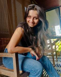 niranjana-anoop-in-jeans-with-short-sleeveless-top-dress-photo-001