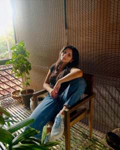 niranjana-anoop-in-jeans-with-short-sleeveless-top-dress-photo-003
