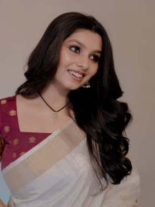 niranjana-anoop-in-onam-saree-and-blouse-style-photos-001