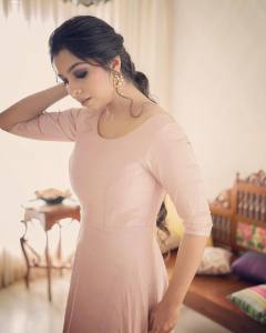 niranjana-anoop-in-peach-colour-dress-photos-009