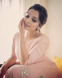 niranjana-anoop-in-peach-colour-dress-photos-010