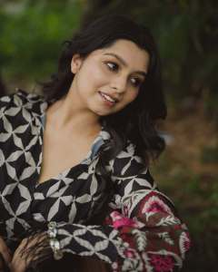 niranjana-anoop-in-simple-frock-style-design-photos-001