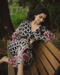 niranjana-anoop-in-simple-frock-style-design-photos-003
