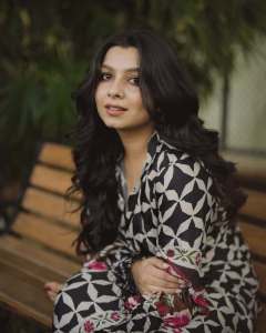 niranjana-anoop-in-simple-frock-style-design-photos-004