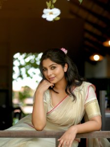 niranjana-anoop-in-trending-dhavani-style-images