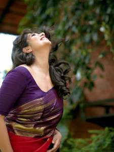 niranjana-anoop-in-violet-and-red-pattu-saree-with-simple-blouse-design-ideas-photos-001