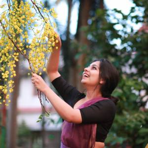 niranjana-anoop-in-violet-saree-with-black-blouse-photos-002