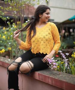 niranjana-anoop-in-yellow-dress-photos-001