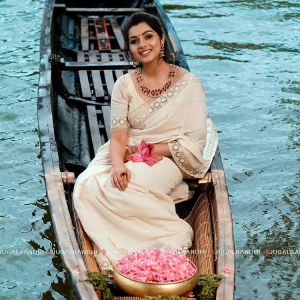 niranjana-anoop-latest-photos-in-onam-2021-saree-005
