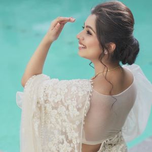 niranjana-anoop-photo-in-saree-002