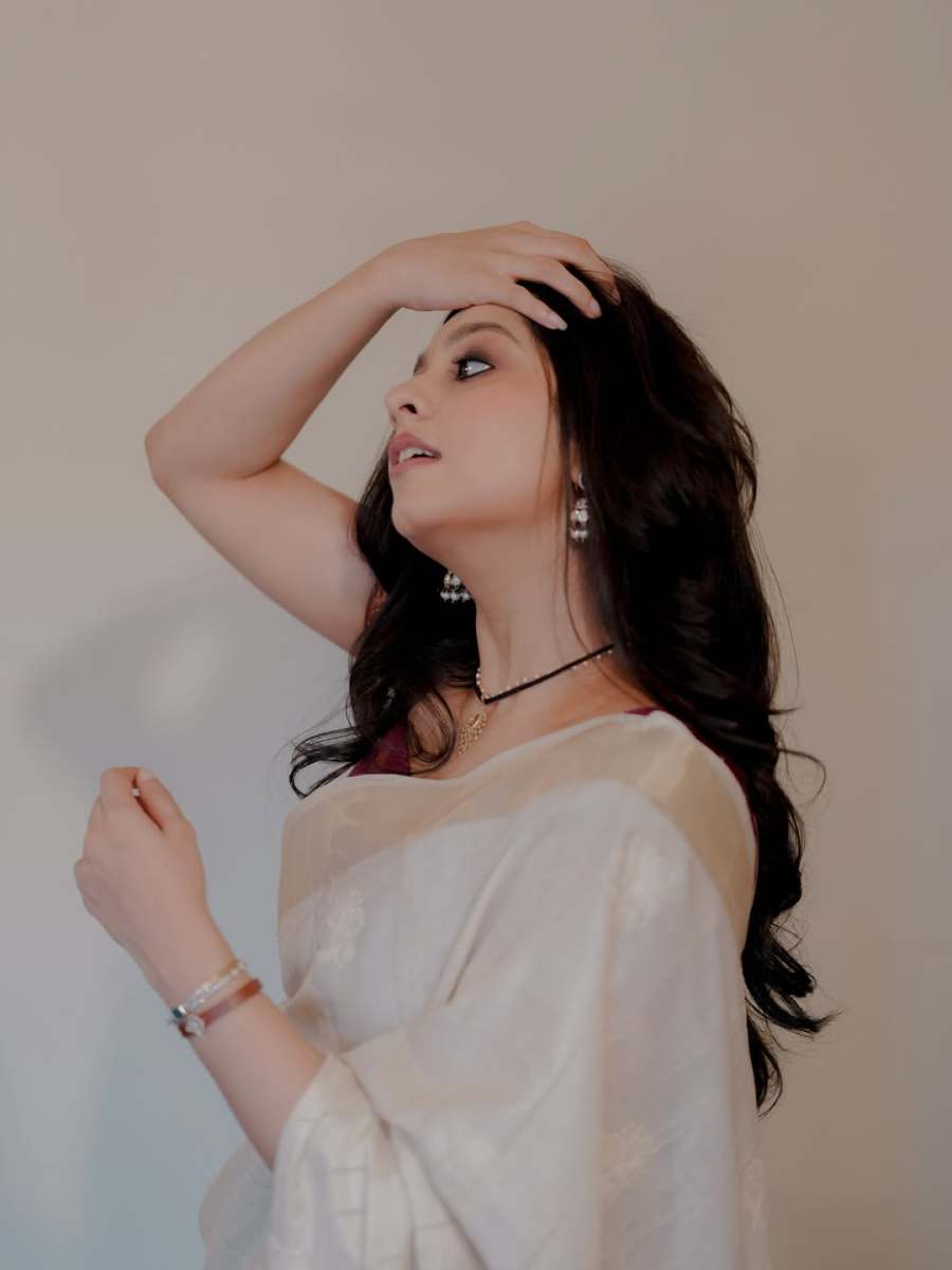 niranjana-anoop-in-onam-saree-and-blouse-style-photos-004