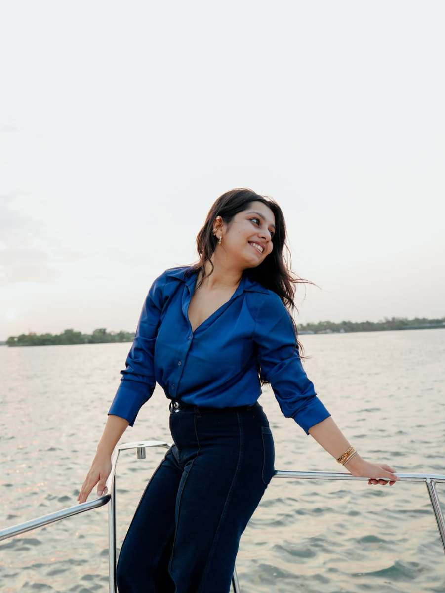 niranjana-anoop-in-vibrant-royal-blue-long-sleeved-button-down-shirt-and-High-waisted-wide-leg-dark-wash-jeans-photos-002