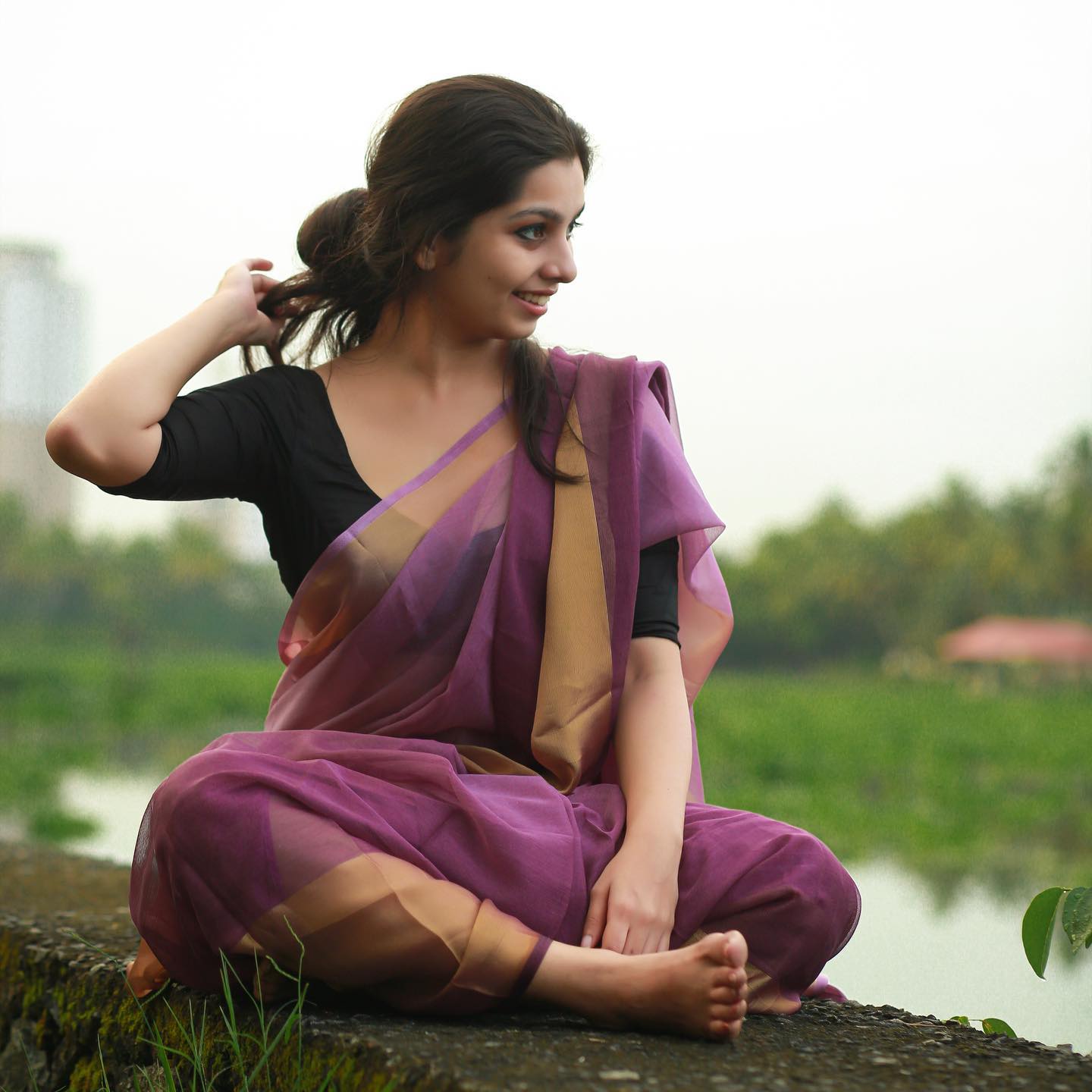 niranjana-anoop-in-violet-saree-with-black-blouse-photos-001