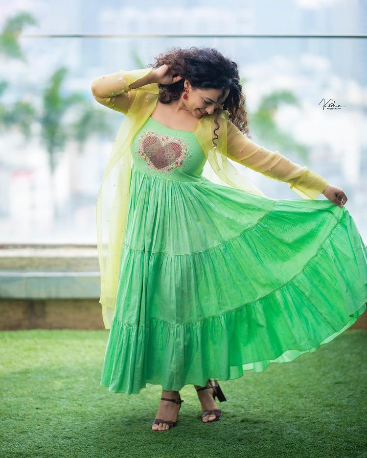 nithya-menon-new-images-in-green-salwar-suit-003