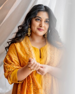 nivetha-thomas-beautiful-mango-yellow-salwar-suit-images-007