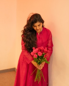 nivetha-thomas-beautiful-rani-pink-salwar-suit-images-002