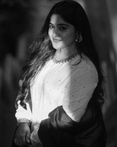 nivetha-thomas-beautiful-salwar-suit-images-010