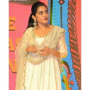 nivetha thomas hd photos-13