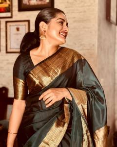 nivetha-thomas-in-black-saree-photo