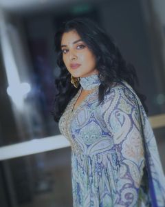 nivetha-thomas-in-churidar-photos