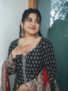 nivetha-thomas-makeup-style-photos-003