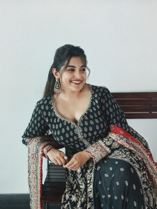 nivetha-thomas-makeup-style-photos-005