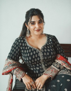 nivetha-thomas-makeup-style-photos