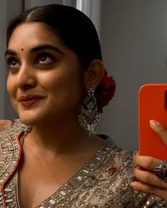 nivetha-thomas-mirror-photo-latest-001