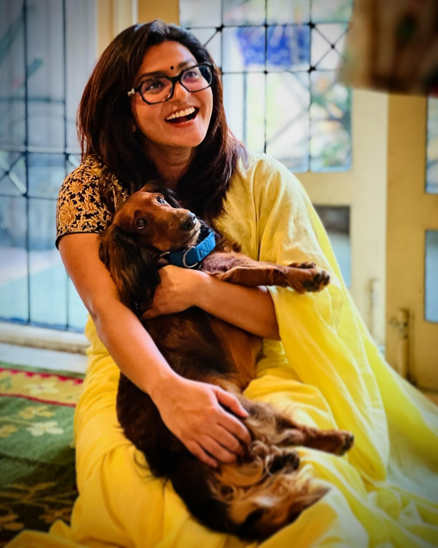 actress-parvathy-thiruvothu-with-her-pet-dog-photos-004