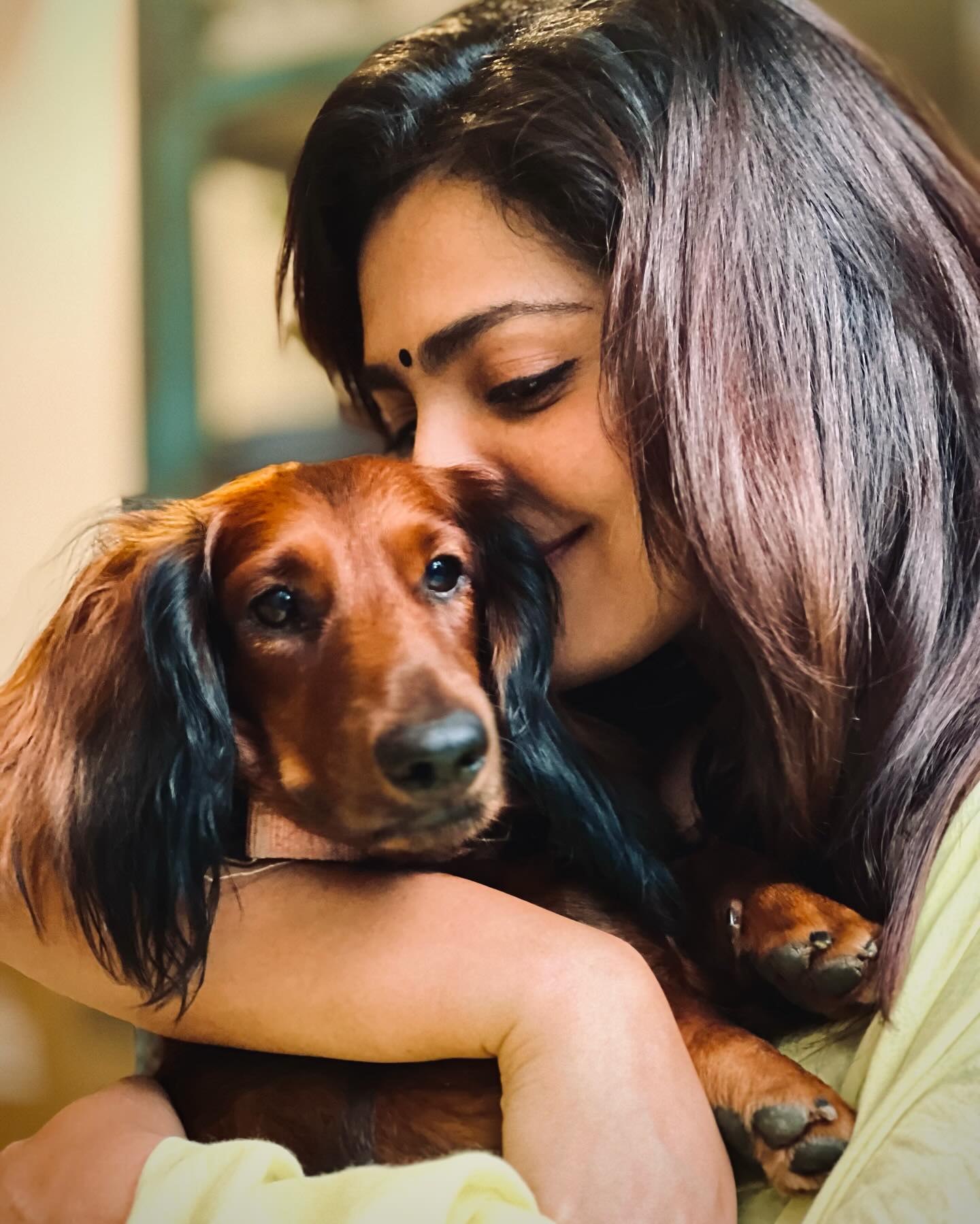 actress-parvathy-thiruvothu-with-her-pet-dog-photos