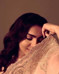1_parvathy-thiruvothu-different-shades-trending-photos-042