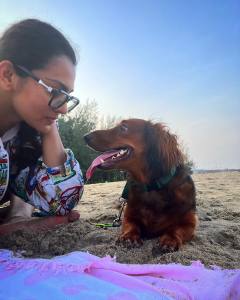 actress-parvathy-thiruvothu-with-her-pet-dog-photos-002