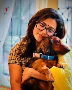 actress-parvathy-thiruvothu-with-her-pet-dog-photos-003