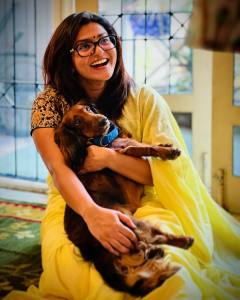 actress-parvathy-thiruvothu-with-her-pet-dog-photos-004