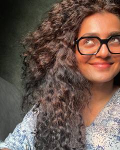 parvathy-thiruvothu-curly-hair-photos-003