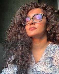 parvathy-thiruvothu-curly-hair-photos-004