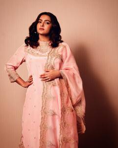 parvathy-thiruvothu-different-shades-trending-photos-022