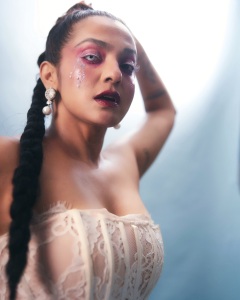 parvathy-thiruvothu-halloween-look-photos-001
