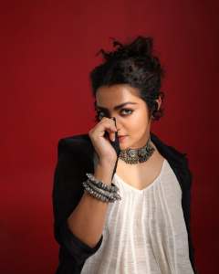 parvathy-thiruvothu-in-black-and-white-colour-dress-ideas-photos-005
