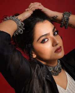 parvathy-thiruvothu-in-black-and-white-colour-dress-ideas-photos-007