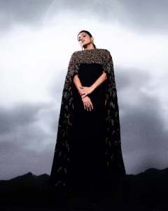 parvathy-thiruvothu-in-black-gown-type-heavy-design-for-party-outfit-photos-002