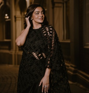 parvathy-thiruvothu-in-black-party-wear-net-saree-photos-002