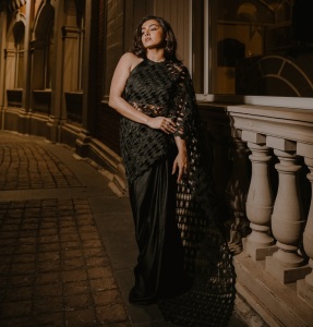 parvathy-thiruvothu-in-black-party-wear-net-saree-photos-005