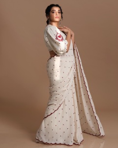 parvathy-thiruvothu-in-dot-print-saree-with-blouse-style-ideas-photos-001