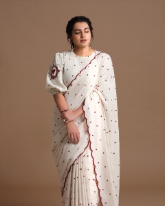 parvathy-thiruvothu-in-dot-print-saree-with-blouse-style-ideas-photos-003