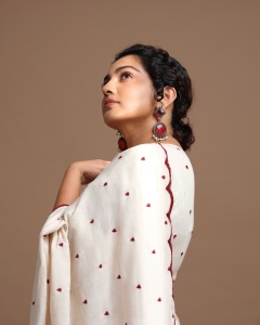 parvathy-thiruvothu-in-dot-print-saree-with-blouse-style-ideas-photos-004
